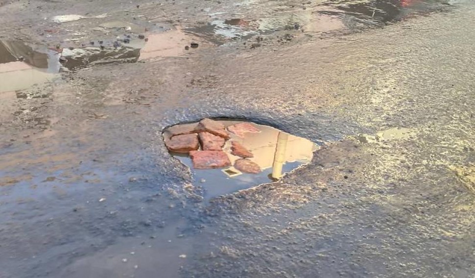 В Северодвинске ямы на дороге «отремонтировали» кирпичами